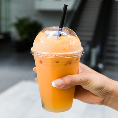 Frau die Bubble Tea hält im Takeaway Becher